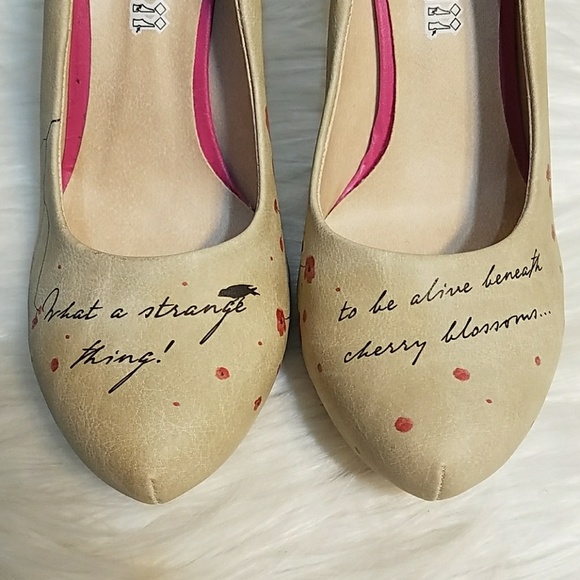 Women's Beige Pumps with Artistic Design - Picture 2 of 8